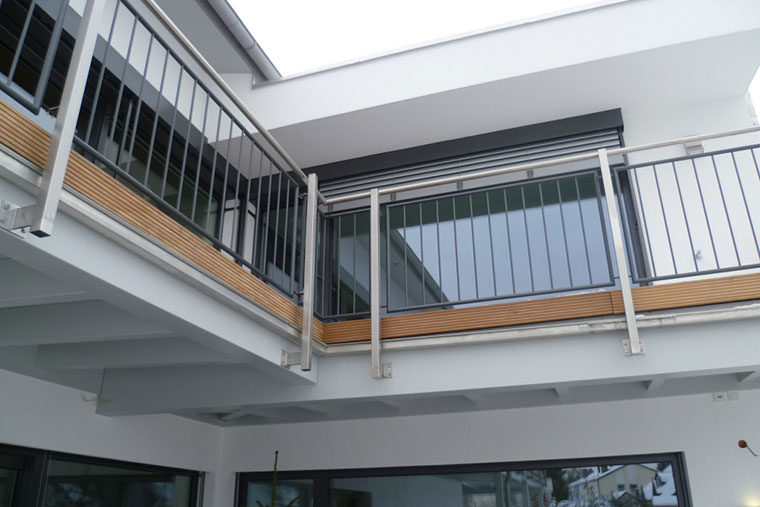 Der Balkon des Holzhauses